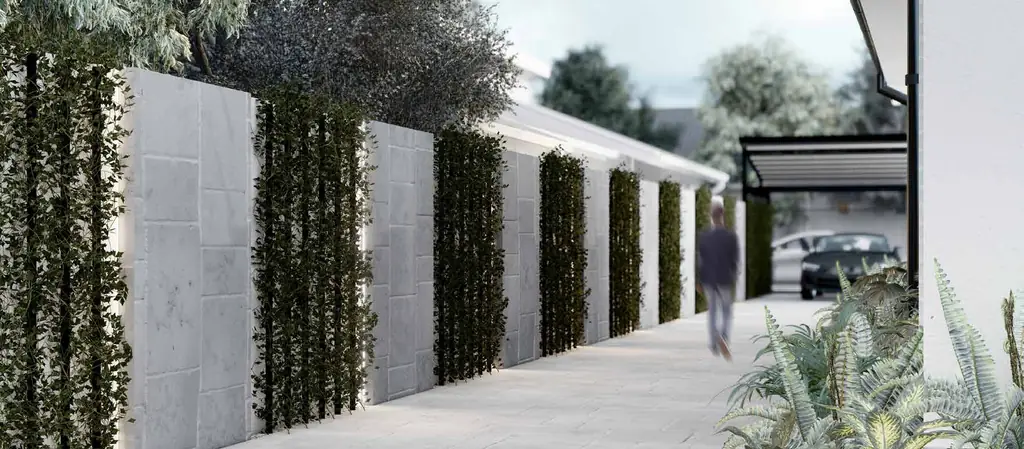 Alee laterală de-a lungul unui zid din blocuri gri, alternate cu fâșii verticale de plante cățărătoare.