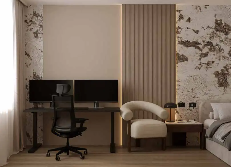 Birou negru cu două monitoare și scaun ergonomic, între perete texturat, lamele bej luminate și fotoliu crem.